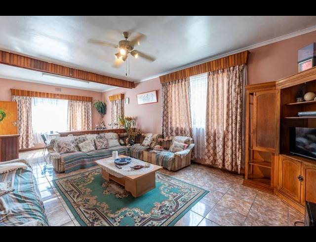 3 BEDROOM HOUSE FOR SALE IN BEZUIDENHOUT VALLEY